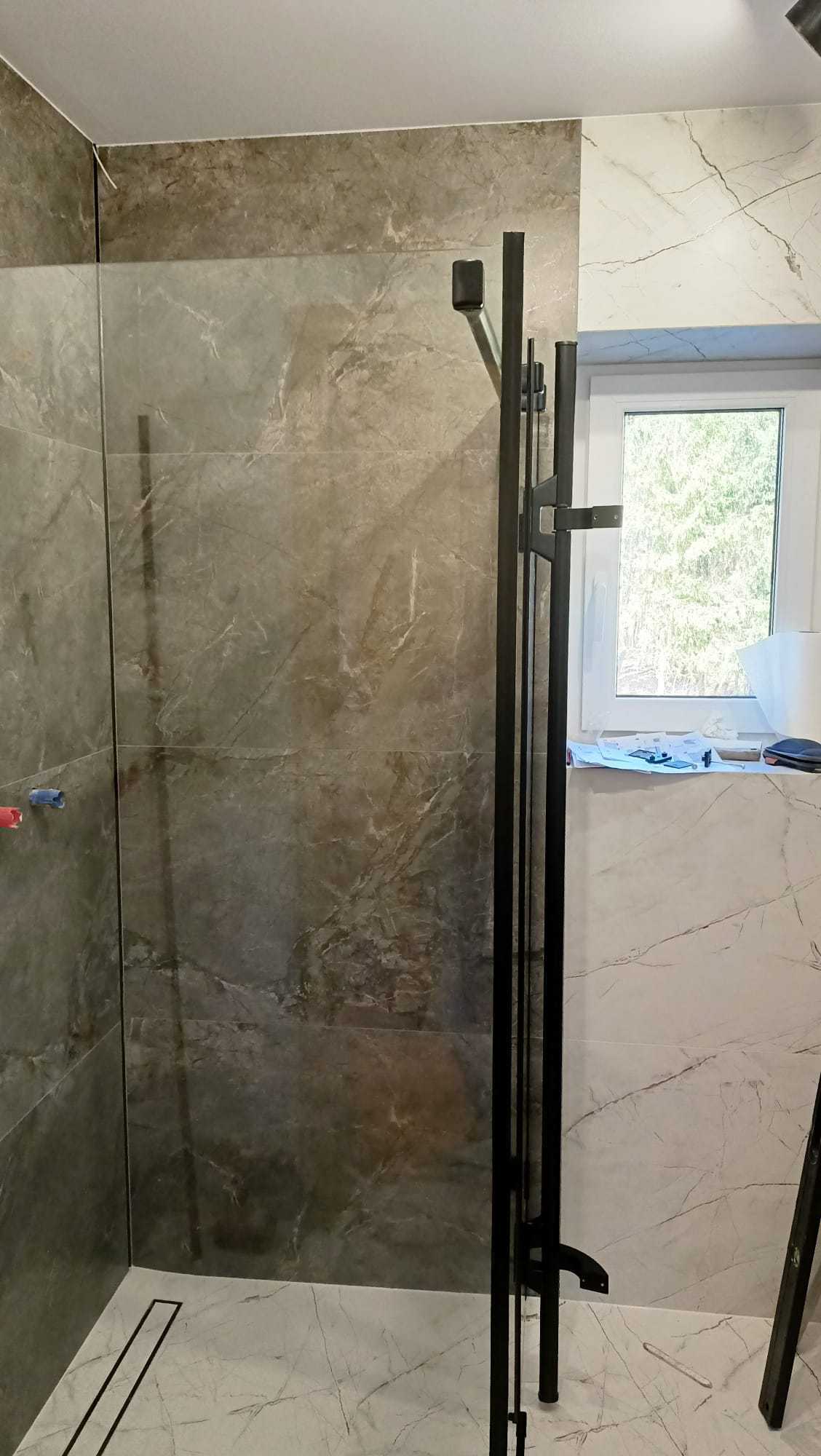 Luksusowy prysznic walk-in z marmurowymi płytkami